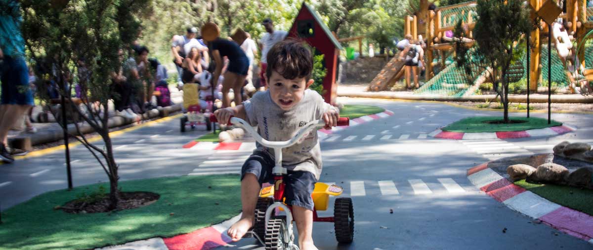 Niño sonriendo en el juego de los Triciclos