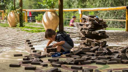 Niño en los bloques