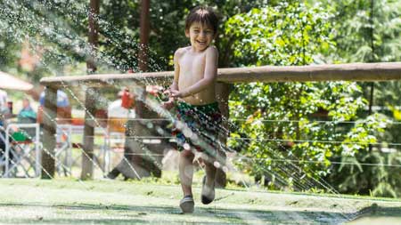 Niño jugando en los chorros de agua