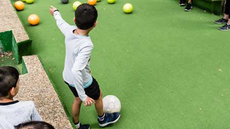 Niño jugando al futpool