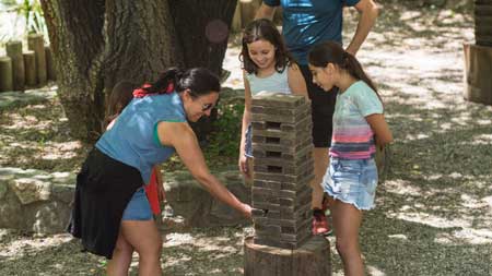 Jenga gigante en la plaza de juegos