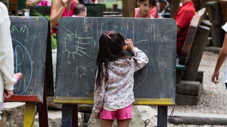 Niña pintando en los pizarrones