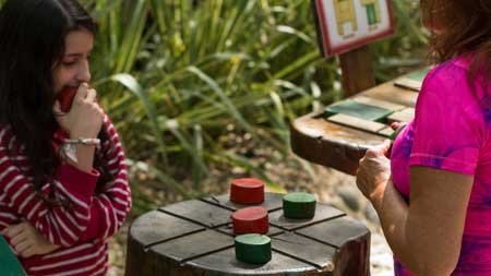 Personas jugando al tateti