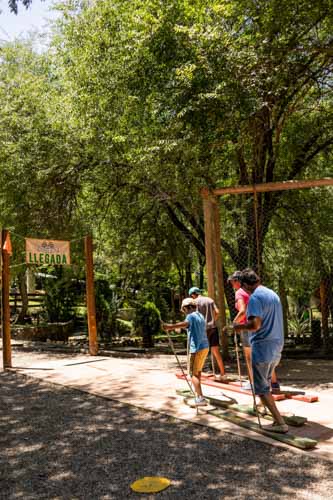 Familia jugando en el parque