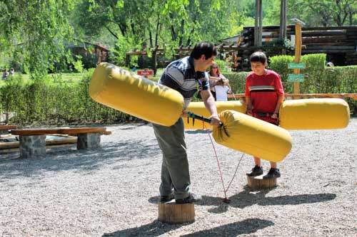 Padre e hijo jugando en los gladiadores