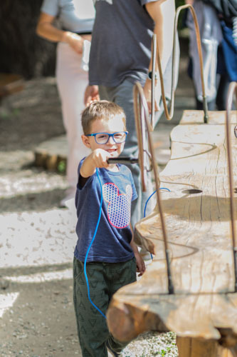 niño divirtiendose en un juego del parque